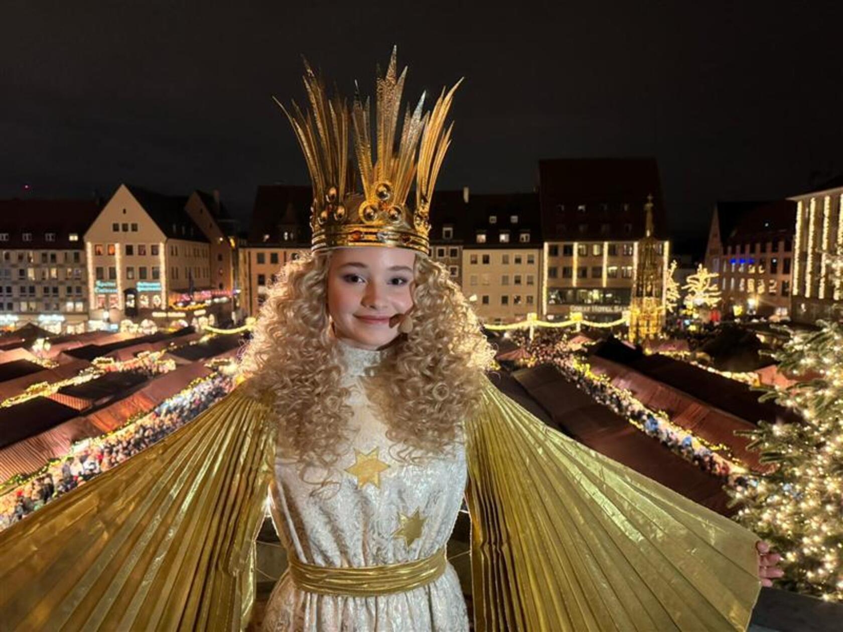 Das Christkind entfaltet seine Flügel.