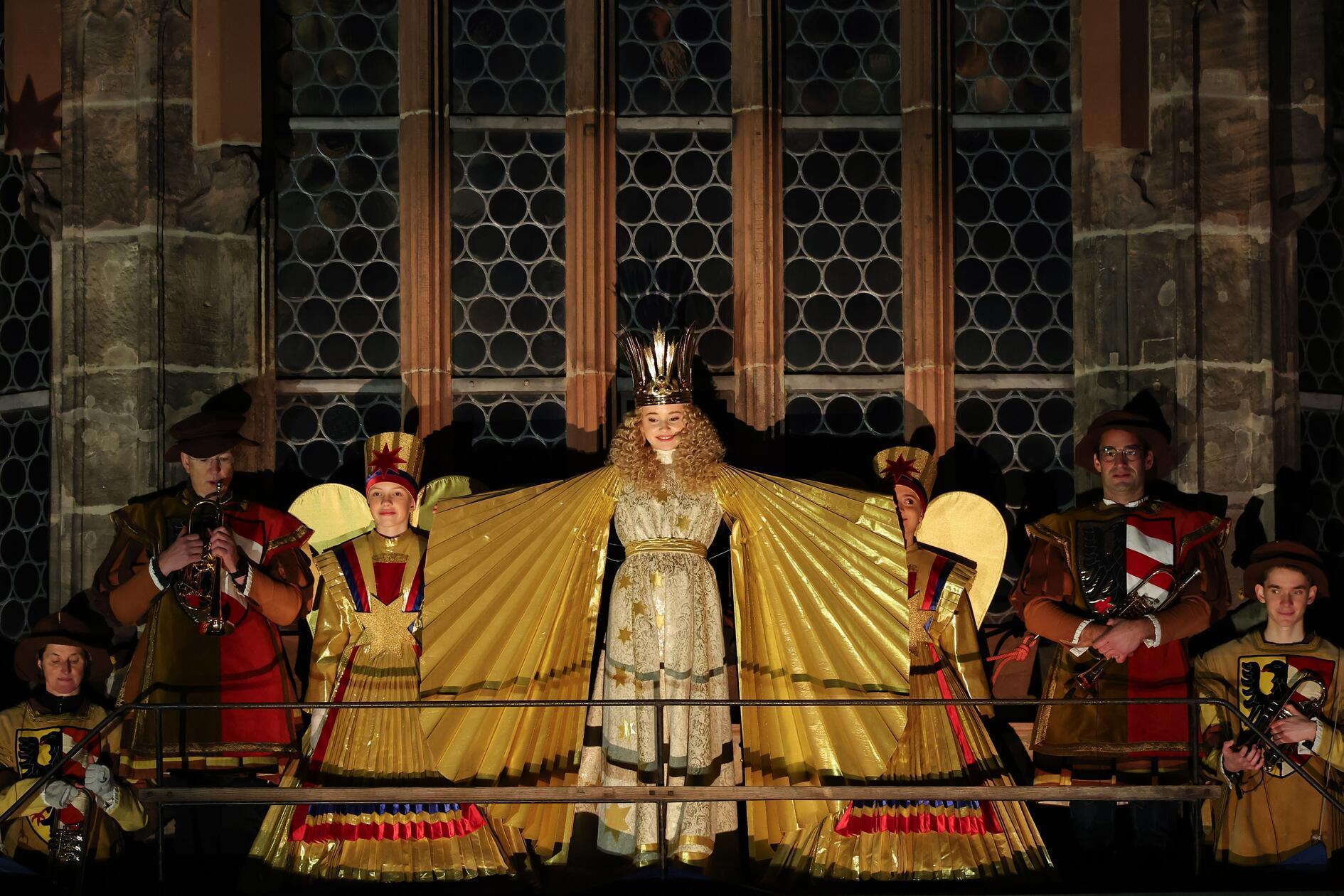 Mit dem feierlichen Prolog eröffnete Nora Falk auf der Empore der Frauenkirche offiziell den Nürnberger Christkindlesmarkt.