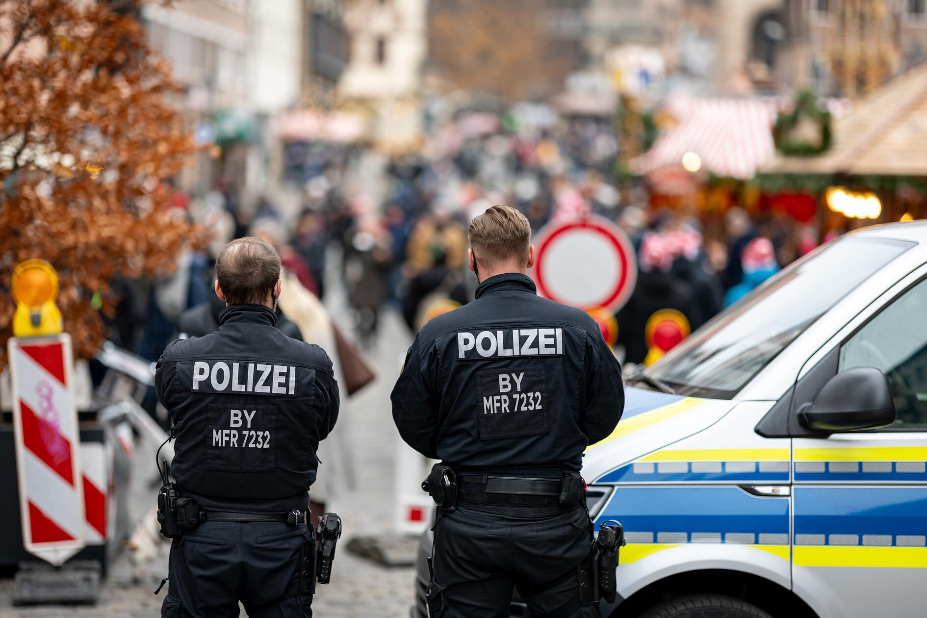 Die Polizei sichert das bunte Treiben in der friedlichen Jahreszeit ab.