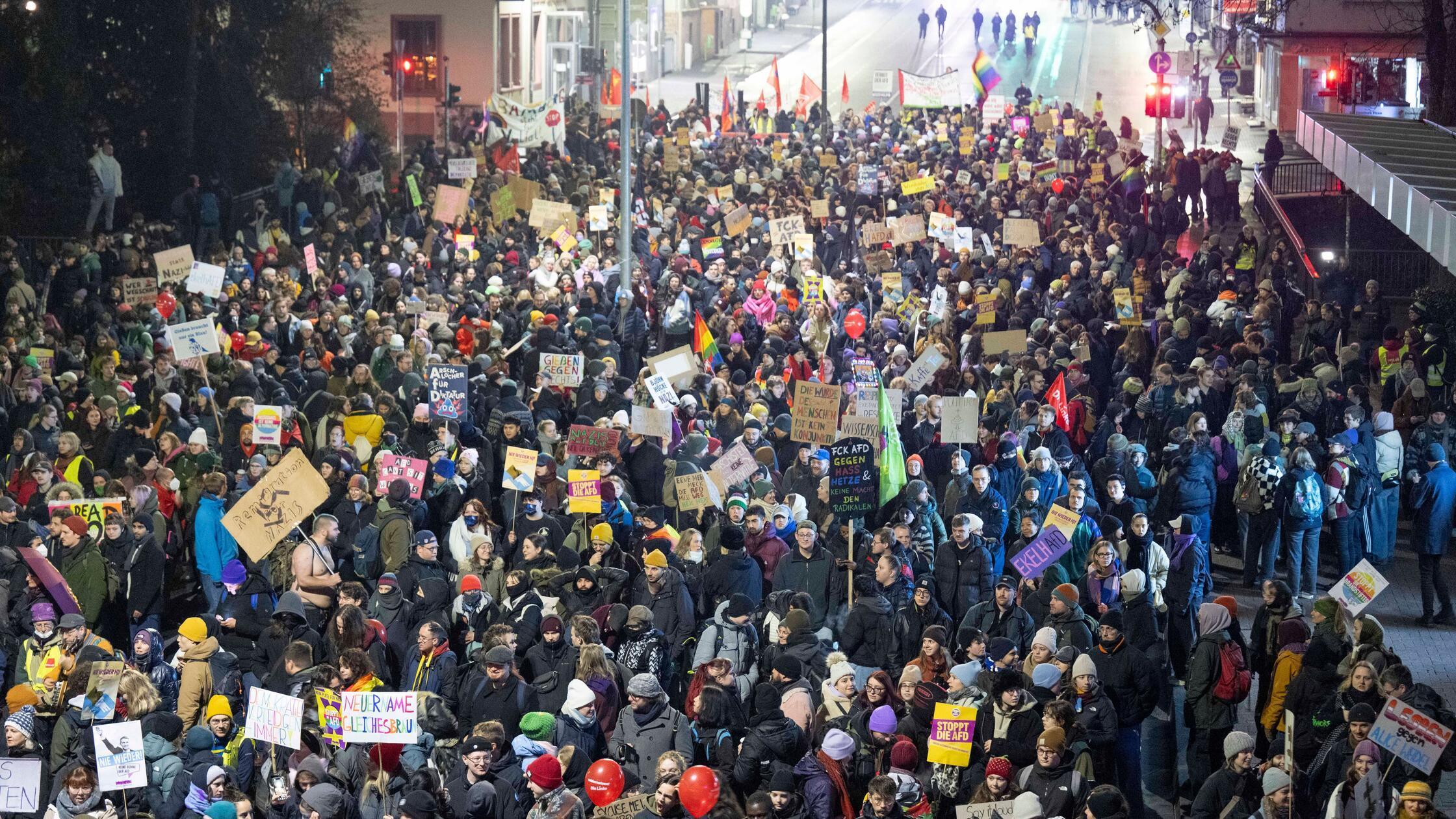 Gießen im Ausnahmezustand: Tausende protestieren gegen Neugründung der AfD-Jugend