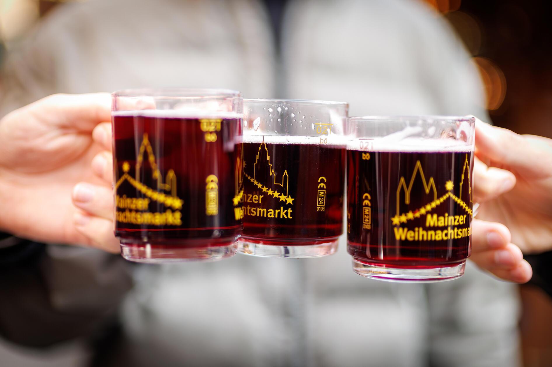 Gemeinsame Zeit ist eines der wertvollsten Geschenke überhaupt. Ein Gutschein für eine Tasse Glühwein auf dem Weihnachtsmarkt ist daher das perfekte Geschenk hinter einem Adventskalender-Türchen.