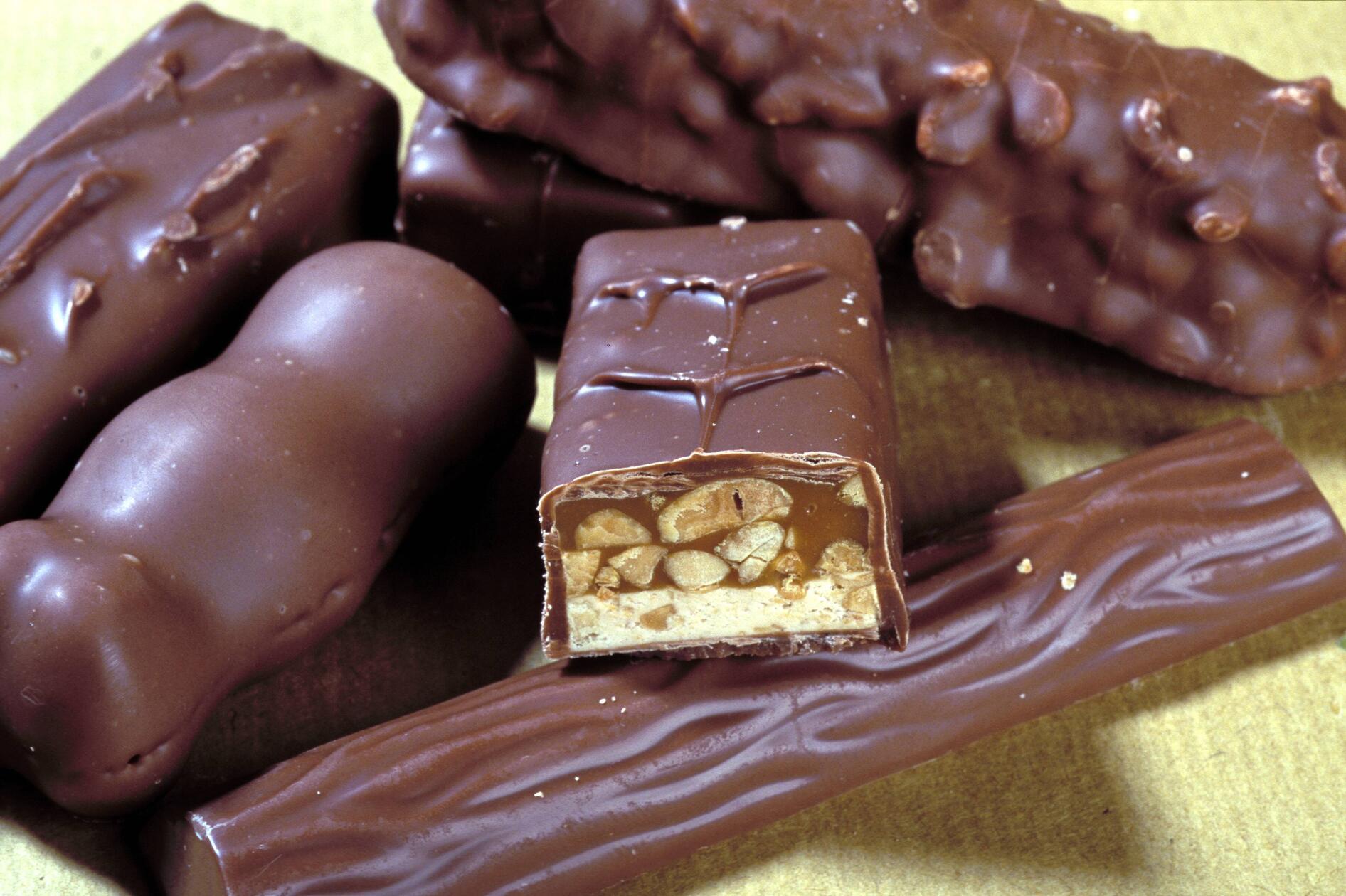 Süßigkeiten gehören für viele in der Vorweihnachtszeit und vor allem im Adventskalender dazu. Für Hobby- und Leistungssportler oder Leute, die das ganze Jahr über auf eine zuckerarme Ernährung setzen, können Eiweißriegel eine gute Alternative sein.