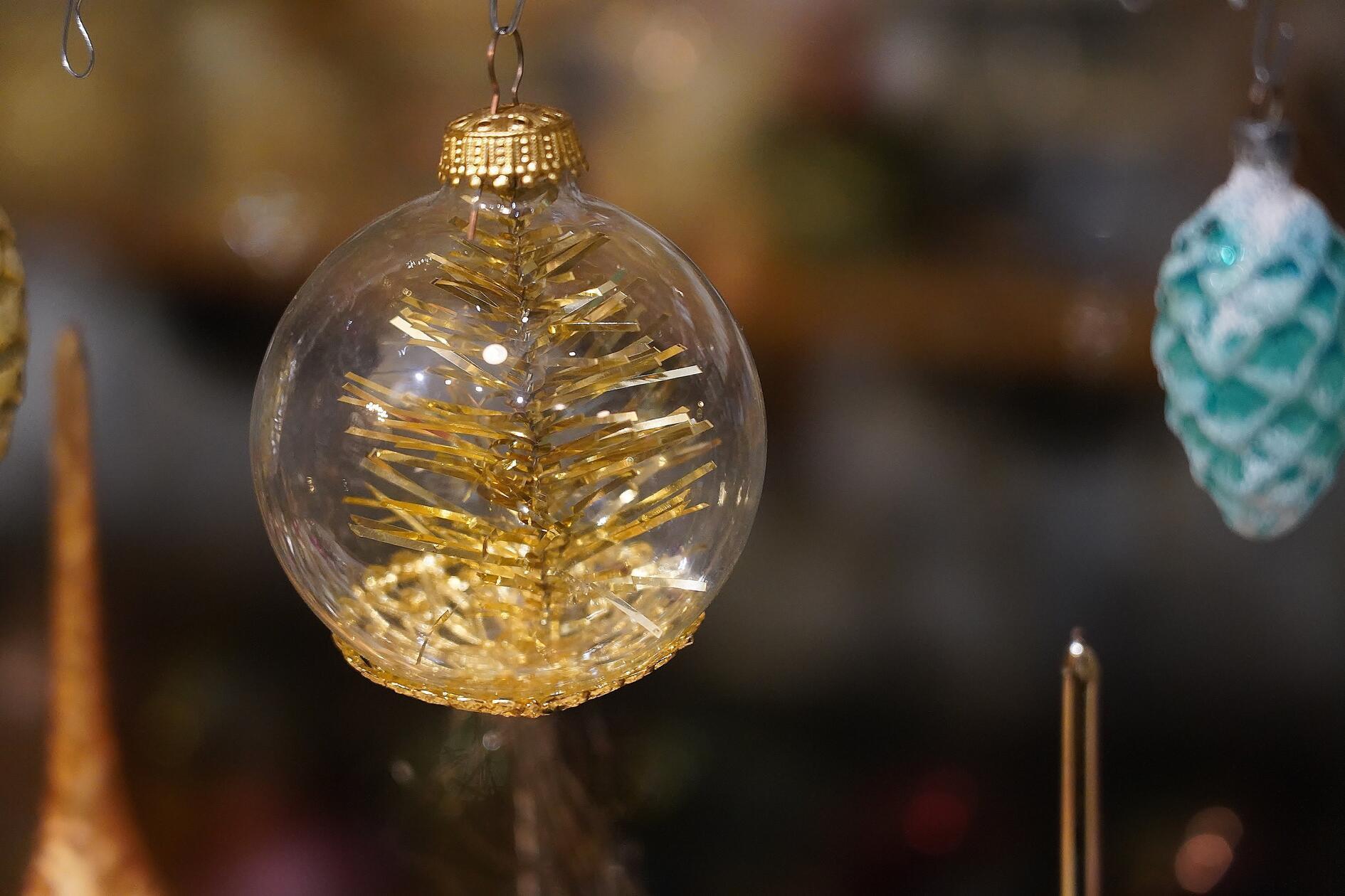 Eine schöne Christbaumkugel oder eine andere weihnachtliche Deko eignet sich hervorragend als kleine Aufmerksamkeit hinter dem Türchen. Sie verbreiten nicht nur in diesem - sondern auch in den kommenden Jahren besinnliche Stimmung.