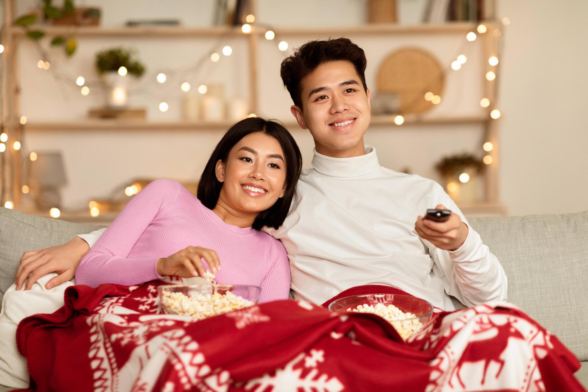 Winterliches Wetter lädt zum Daheimbleiben ein - einen Gutschein für einen gemütlichen Filmabend mit Snacks und warmen Getränken kann man auch als Gutschein in einem Adventskalender verbasteln.