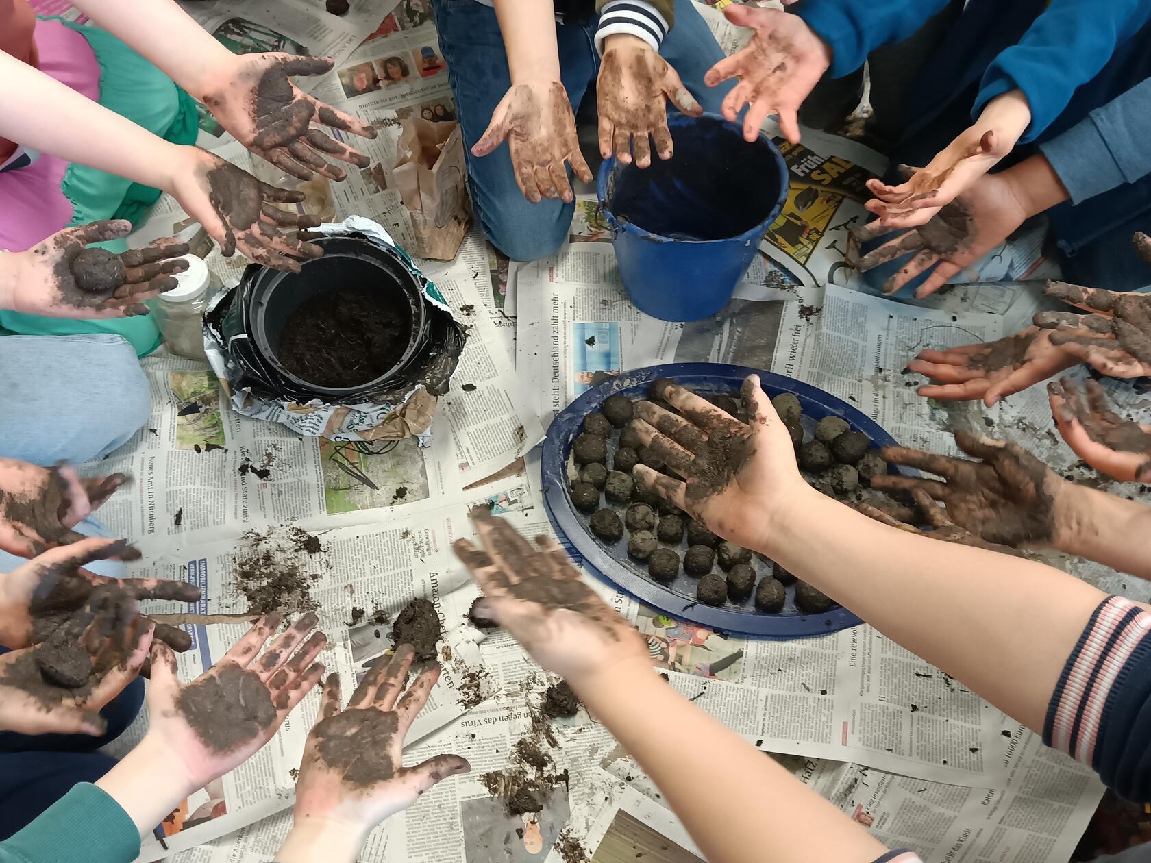 Der nächste Frühling kommt bestimmt - alle Hobby-Gärtner und Balkon-Eigentümer freuen sich garantiert über Pflanzensamen für Gemüse oder Blumen hinter einem Adventskalender-Türchen.