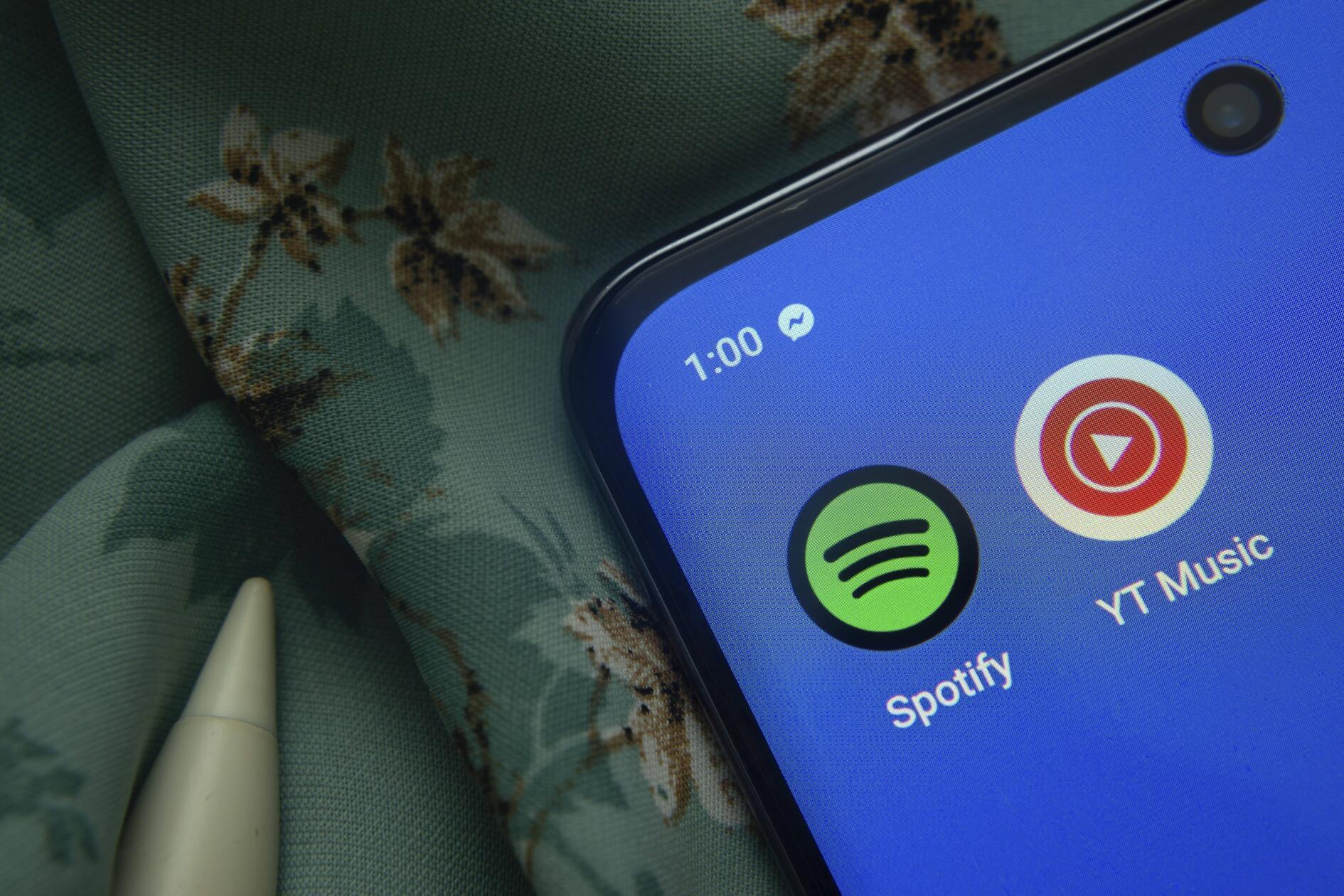 Musik weckt Erinnerungen - eine via QR-Code erreichbare, eigens zusammengestellte Playlist auf einem beliebigen Streaming-Portal, einem USB-Stick oder - für alle Fans vom analogen-Musikhören - auf CD oder Kassette - ist ein persönliches Adventskalender-Geschenk, das lange Freude bereiten kann.