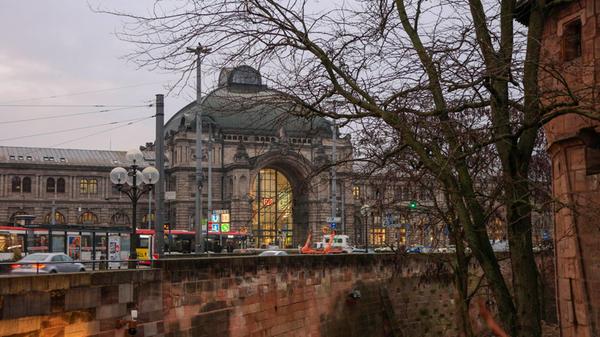 Hauptbahnhof, gesehen vom Königstor, Nürnberg, Mit