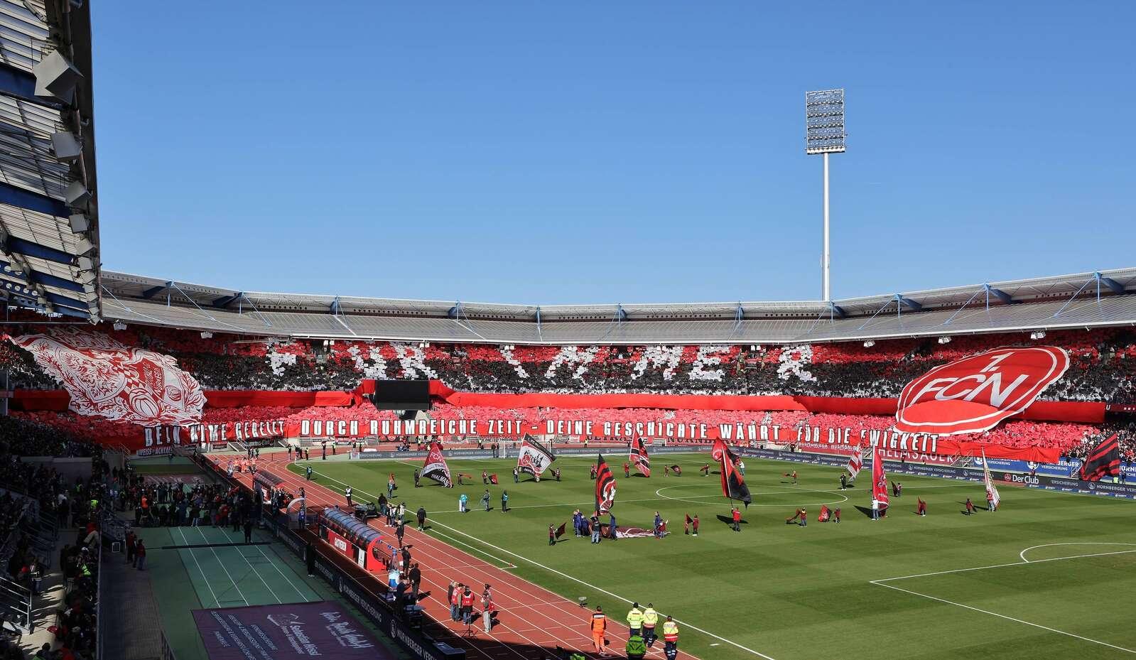 "Die Legende" und anschließend "Für immer" schreiben die Nürnberger Fans im 274. Frankenderby über die gesamte Nordkurve. Außerdem ziert das aktuelle Logo und ein historisches Wappen die Kurve, welche durch die Zuschauer in weißen und roten Regenponchos in den Vereinsfarben erstrahlt.