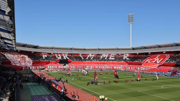 "Die Legende" und anschließend "Für immer" schreiben die Nürnberger Fans im 274. Frankenderby über die gesamte Nordkurve. Außerdem ziert das aktuelle Logo und ein historisches Wappen die Kurve, welche durch die Zuschauer in weißen und roten Regenponchos in den Vereinsfarben erstrahlt.