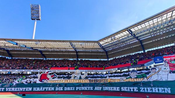 Im Gästeblock vergleichen die Anhänger der SpVgg Greuther Fürth das Frankenderby mit einem Tauziehen - an der einen Seite die siegreichen Fürther, auf der anderen Seite die am Boden liegenden Feinde von der anderen Seite der Stadtgrenze. Ihrer Forderung "Mit vereinten Kräften die drei Punkte auf unsere Seite ziehen" kommt die Mannschaft allerdings nicht nach: Mit 0:3 unterliegt das Kleeblatt im Max-Morlock-Stadion.