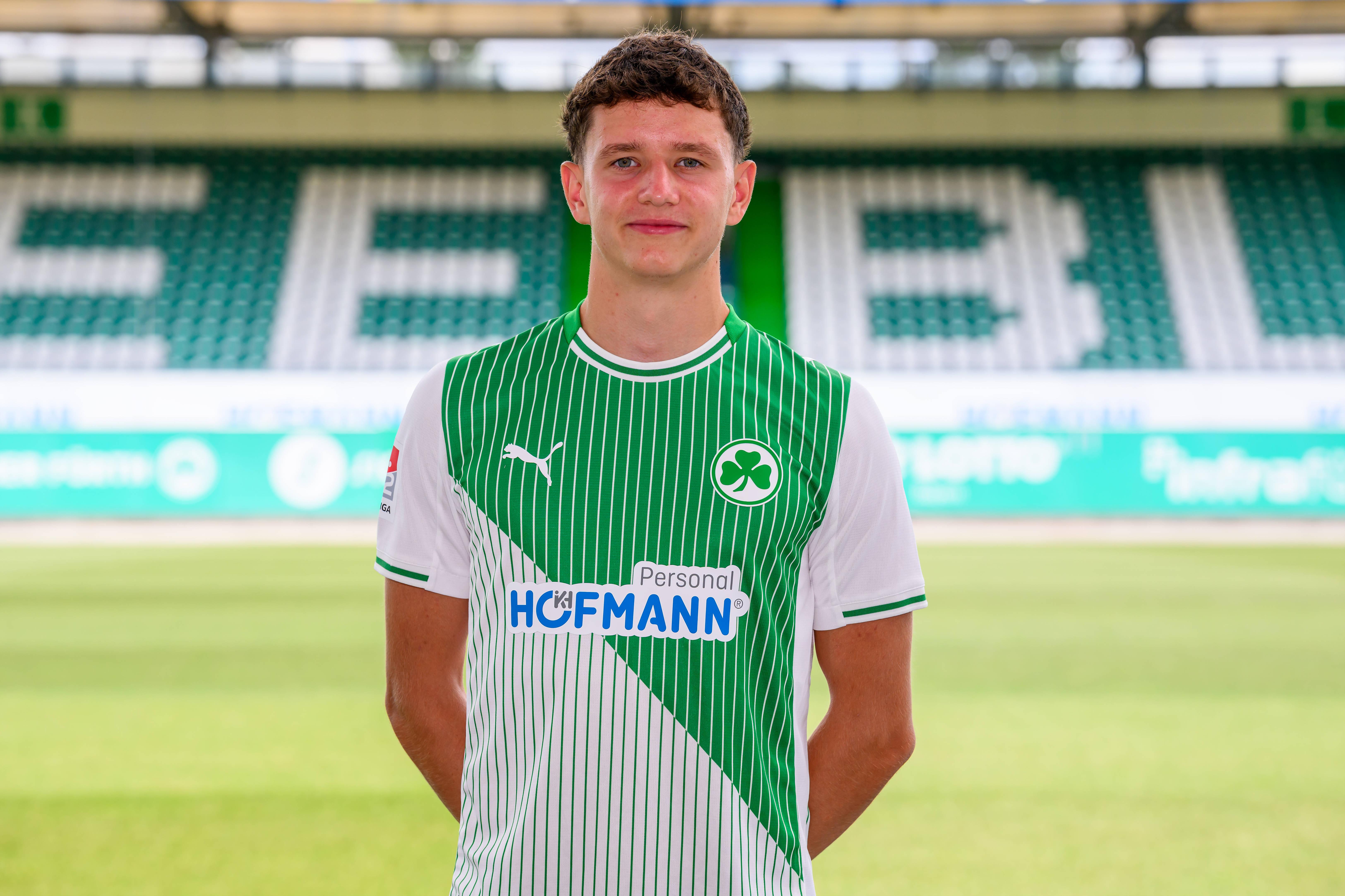 Auch im aktuellen Kader der SpVgg Greuther Fürth hat ein Spieler eine Vergangenheit beim ungeliebten Nachbarn - auch hier lässt es sich als "Jugendsünde" abstempeln. Als Zwölfjähriger wechselte Jakob Engel zum 1. FC Nürnberg, dessen Trikot er für drei Jahre trug. Inzwischen kickt der 19-Jährige für das Kleeblatt, wartet aber noch auf sein Profidebüt.