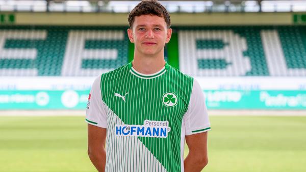 Auch im aktuellen Kader der SpVgg Greuther Fürth hat ein Spieler eine Vergangenheit beim ungeliebten Nachbarn - auch hier lässt es sich als "Jugendsünde" abstempeln. Als Zwölfjähriger wechselte Jakob Engel zum 1. FC Nürnberg, dessen Trikot er für drei Jahre trug. Inzwischen kickt der 19-Jährige für das Kleeblatt, wartet aber noch auf sein Profidebüt.