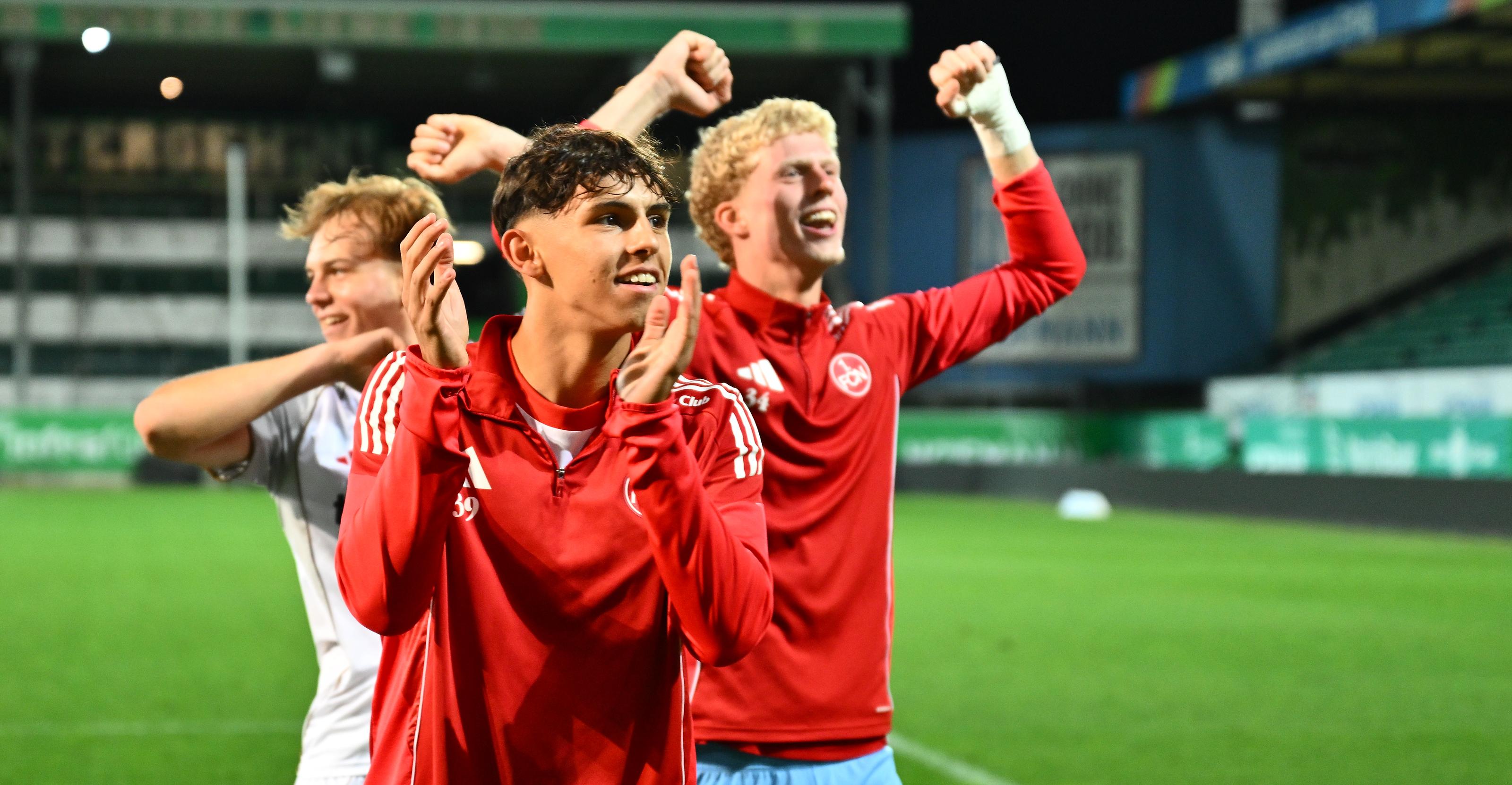 Julian Justvan ist nicht der einzige Spieler aus dem aktuellen Kader des 1. FC Nürnberg, der seine Schuhe schon für die SpVgg Greuther Fürth geschnürt hat. Tino Kusanovic, noch immer erst 17 Jahre alt, spielte in der frühen Jugend für das Kleeblatt. Im Sommer 2020 wechselte der Kroate schließlich zum Club, für den er bislang einen Profi-Einsatz verzeichnete.