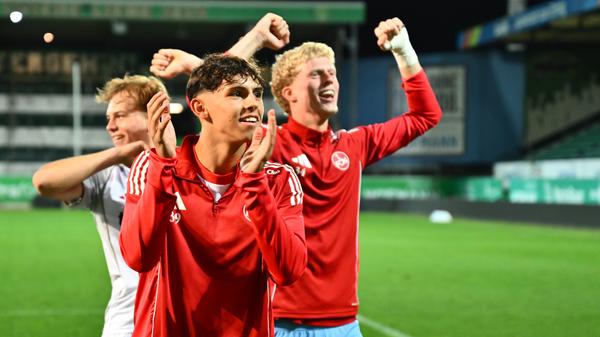 Julian Justvan ist nicht der einzige Spieler aus dem aktuellen Kader des 1. FC Nürnberg, der seine Schuhe schon für die SpVgg Greuther Fürth geschnürt hat. Tino Kusanovic, noch immer erst 17 Jahre alt, spielte in der frühen Jugend für das Kleeblatt. Im Sommer 2020 wechselte der Kroate schließlich zum Club, für den er bislang einen Profi-Einsatz verzeichnete.