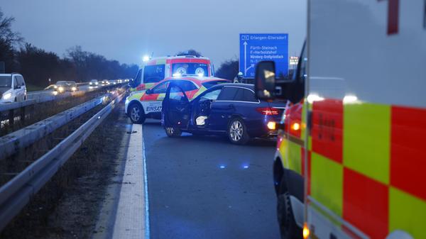 Am Samstagabend (29.11.2025) kam es auf der A73 in