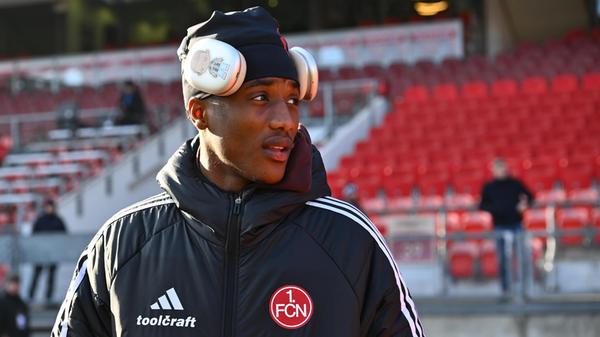 Der 1. FC Nürnberg startet mit einer personellen Änderung in die Partie: Für den verletzten Adam Markhiev rückt Pape Demba Diop in die erste Elf, Rafael Lubach rutscht auf die Sechs zurück.