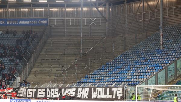 Bis zur zwölften Minute bleiben die Fanblocks auf beiden Seiten aus Protestgründen leer. Ab der 30. Minute starteten dann beide Lager mit ihrem lautstarken Support.