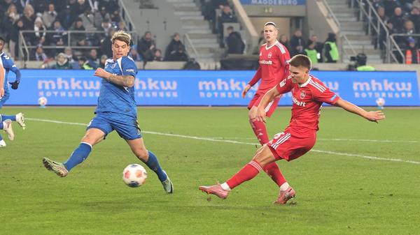 Die beste Möglichkeit der Nürnberger hat Finn Ole Becker auf dem Fuß: Zum Abschluss eines Drei-gegen-Zwei-Konters scheitert er mit seinem Linksschuss aufs kurze Eck an FCM-Keeper Dominik Reimann.
