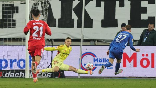 Zum Ende des ersten Durchgangs drückt Magdeburg auf den ersten Treffer und erspielt sich nahezu im Minutentakt Großchancen. Jan Reichert pariert einmal klasse, hat direkt danach Glück, dass sein Torwartfehler bei einem harmlosen Schuss nicht bestraft wird. Mit einem 0:0, über das sich Magdeburg wohl mehr ärgert als der Club, geht es in die Pause.