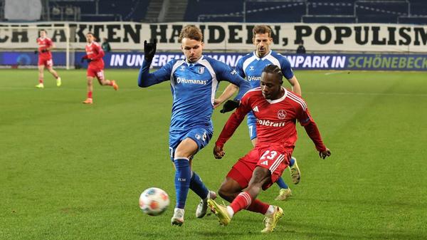 Direkt nach Wiederanpfiff hat Ex-Nürnberger Philipp Hercher, der schon kurz vor der Pause eine aussichtsreiche Möglichkeit vergeben hatte, eine erneute Großchance, setzt seinen Abschluss nach 13 Sekunden aber über den Kasten.