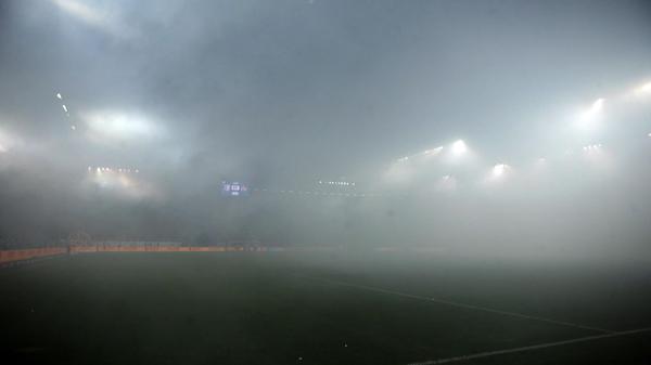 Wie Sie sehen, sehen Sie nichts. So ergeht es auch den Protagonisten auf dem Platz kurz nach der Halbzeit, als Rauchschwaden der Bengalos die Avnet Arena in dichten Nebel hüllen. Die Partie ist für über zehn MInuten unterbrochen.