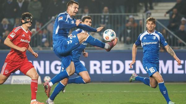 Nach der Unterbrechung dominiert Magdeburg die Partie, Nürnberg schafft kaum mehr Entlastung. Letztlich ist es ein Standard, der die verdiente Führung der Hausherren besorgt: Nach einer Freistoßflanke von Baris Atik laufen gleich vier Magdeburger schneller vor das Tor als der Club. Mateusz Zukowski trifft gleichermaßen artistisch und unkonventionell zur Führung.