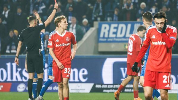 Diese drei Minuten brechen dem Club das Genick: Erst kassiert Nürnberg den Gegentreffer, dann wird Rafael Lubach mit Gelb-Rot vom Platz geschickt. Der Mittelfeldspieler hatte erst Laurin Ulrich im Zentrum zu Fall gebracht und war wenige Minuten später gegen Alexander Nollenberger deutlich zu spät gekommen.