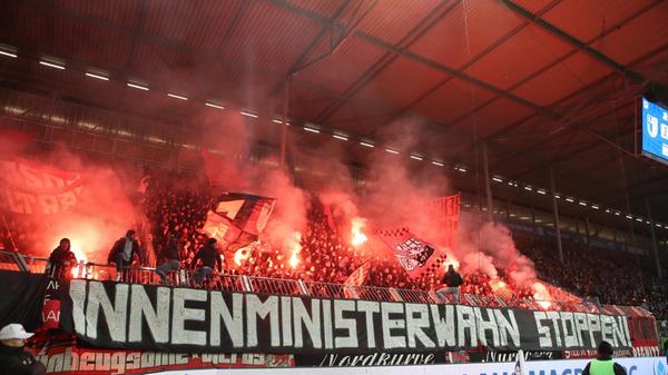 Im Nürnberger Fanblock brennt es auch nach der Unterbrechung weiter, bei der Mannschaft scheint jegliches Feuer spätestens nach dem Gegentor und dem Platzverweis erloschen zu sein.