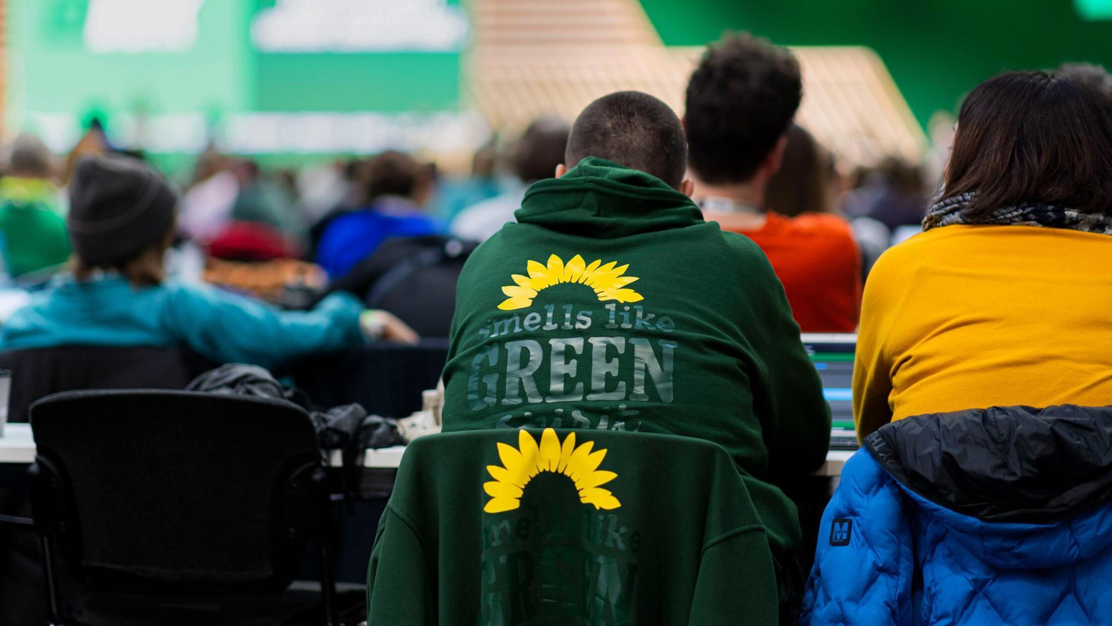 Ein Delegierter mit einem Pullover mit der Aufschr