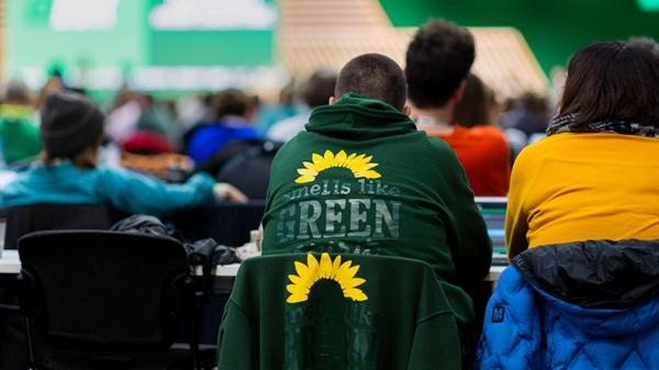 Ein Delegierter mit einem Pullover mit der Aufschr