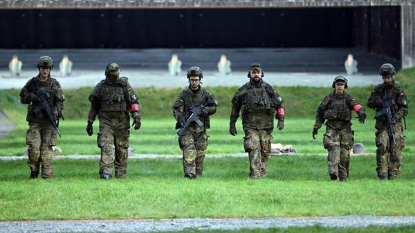 Rekruten bei der Gefechtsausbildung im Rahmen eine