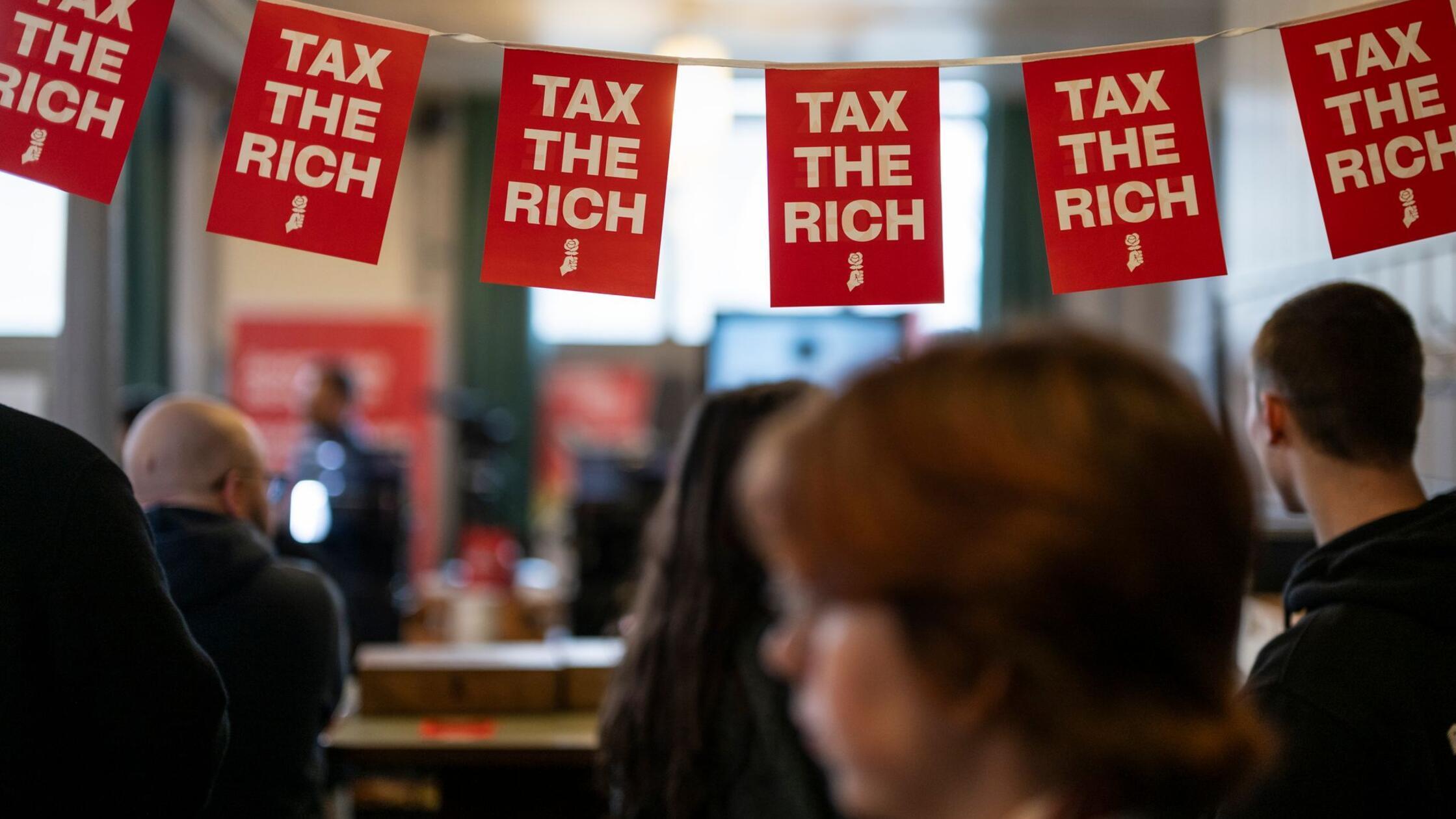 Hochrechnung: Schweizer gegen Bürgerdienst und neue Steuer