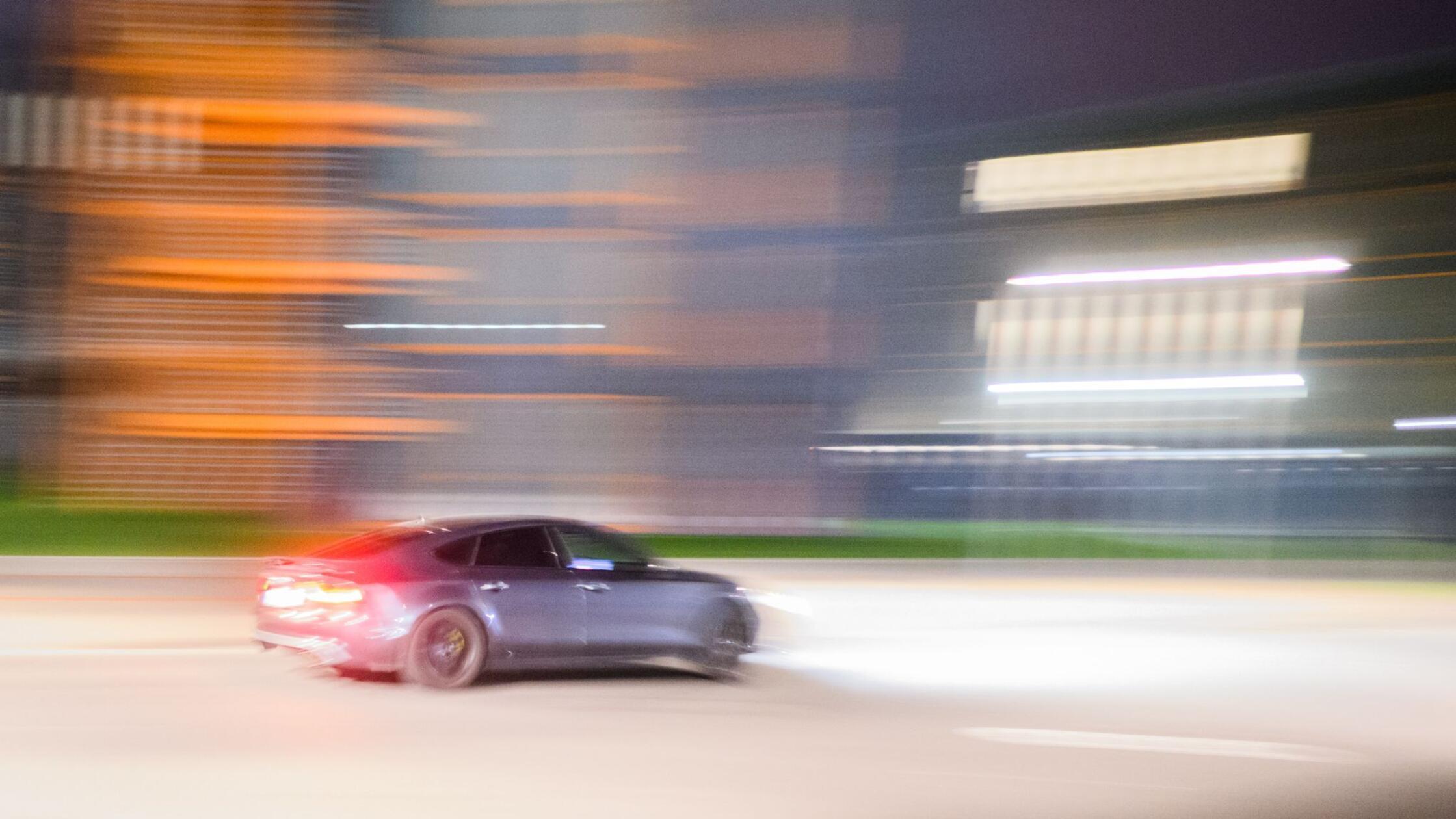 Izgredi na tuning srečanju v Solingenu, Nemčija: napad s pirotehniko na policiste