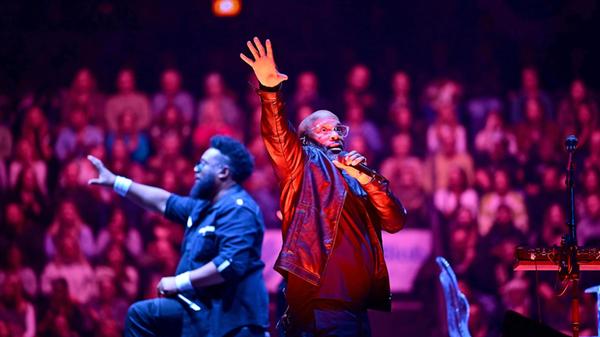 Naturally7 klingen wie eine Band, spielen aber kein einziges Instrument. Mit nichts anderem als ihren Stimmen erzeugen die Mitglieder der Formation einen orchestergleichen Sound. In ihren Songs wechseln die A-cappella-Künstler leichtfüßig von HipHop über R'n'B und Gospel zu Soul - und wieder zurück. Am Samstag, 6. Dezember, performen Naturally7 in der Kulturfabrik Roth.