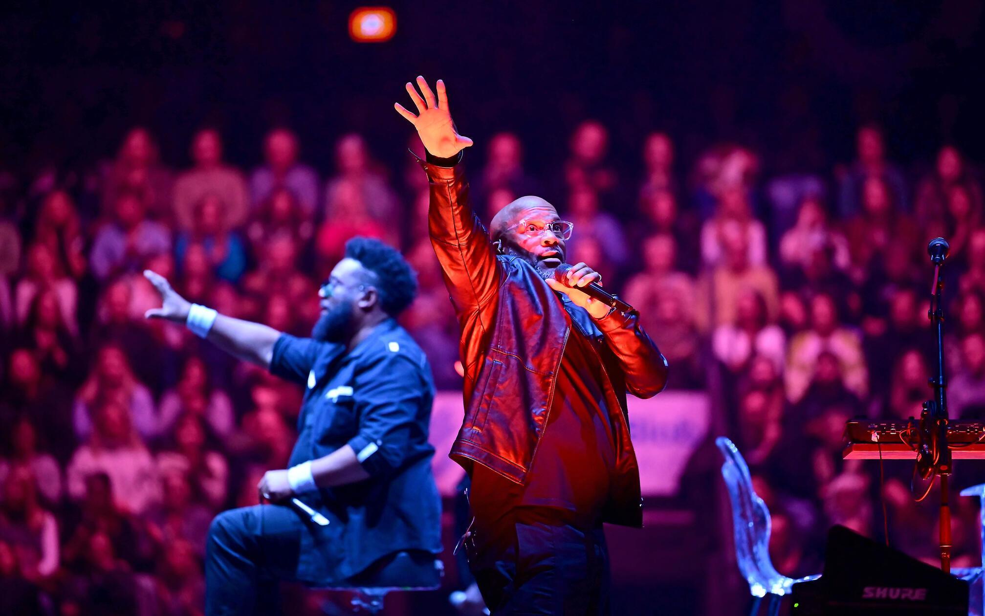 Naturally7 klingen wie eine Band, spielen aber kein einziges Instrument. Mit nichts anderem als ihren Stimmen erzeugen die Mitglieder der Formation einen orchestergleichen Sound. In ihren Songs wechseln die A-cappella-Künstler leichtfüßig von HipHop über R'n'B und Gospel zu Soul - und wieder zurück. Am Samstag, 6. Dezember, performen Naturally7 in der Kulturfabrik Roth.