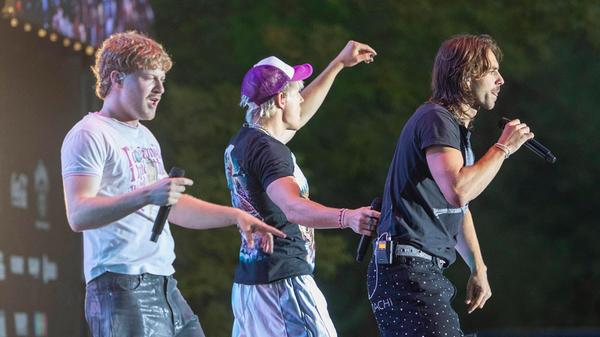 Die vier Dresdner Jungs Gustav, Zachi, Paul und Dani kennen sich schon das halbe Leben und machen seit Kinderjahren gemeinsame Sache. Eher so aus Spaß haben sie vor sieben Jahren das Projekt 01099 gegründet. Ihr Sound steht dem HipHop nah. Bekannt geworden sind die Vier durch auf TikTok hochgeladene Videos und einer Kooperation mit Ski Aggu. Am Samstag, 13. Dezember, gastiert die Gruppe in der KIA Metropol Arena. Start: 19 Uhr.