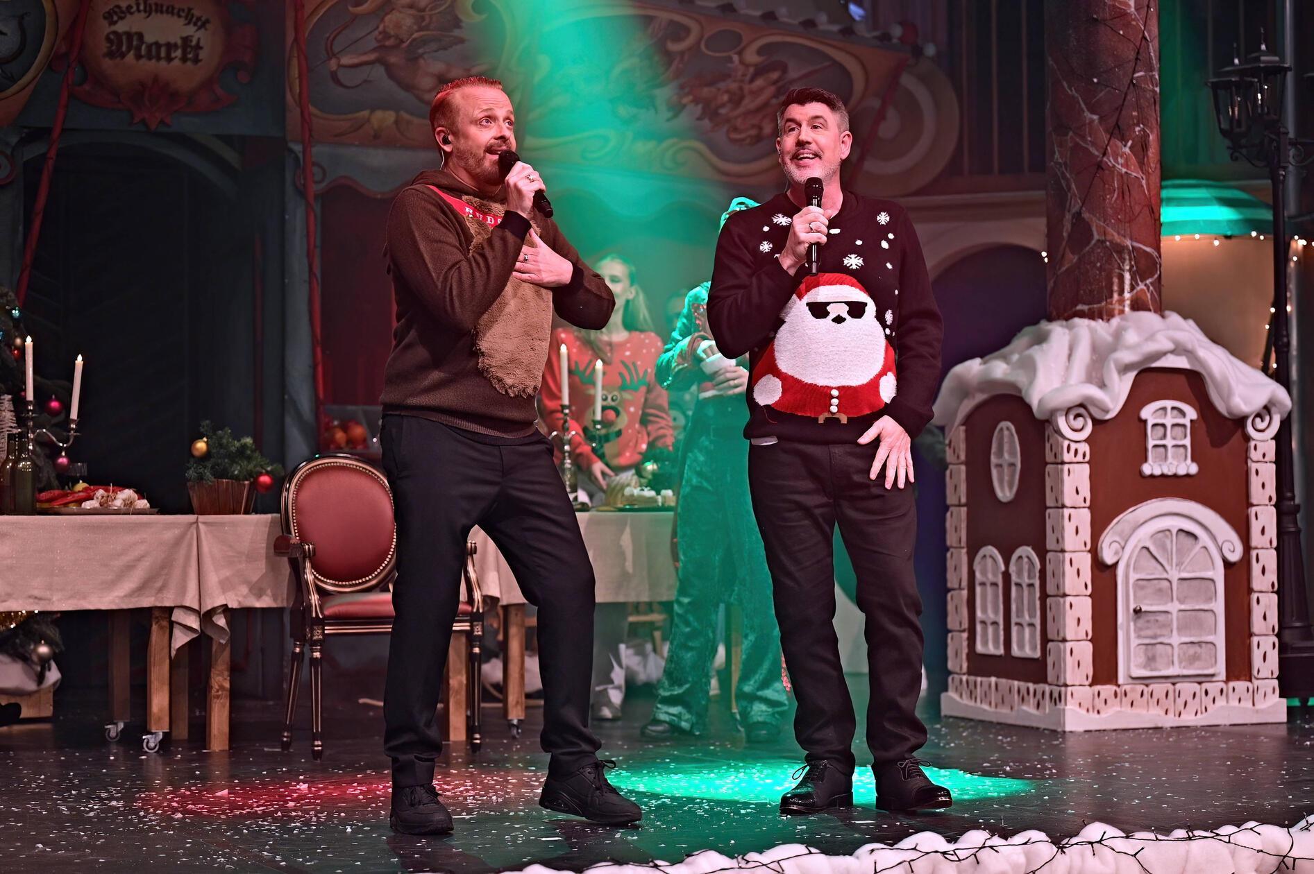 "Unser lustiges Weihnachten" lautet das Motto der Show von Sänger Ross Antony und Opernstar Paul Reeves. Das miteinander verheiratete Paar präsentiert sein gut gelauntes Weihnachtsprogramm am Sonntag, 14. Dezember, im Nürnberger Löwensaal. Das Publikum wird gebeten, in den schrillsten und buntesten Weihnachtsoutfits zu erscheinen. Beginn: 20 Uhr.