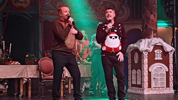 "Unser lustiges Weihnachten" lautet das Motto der Show von Sänger Ross Antony und Opernstar Paul Reeves. Das miteinander verheiratete Paar präsentiert sein gut gelauntes Weihnachtsprogramm am Sonntag, 14. Dezember, im Nürnberger Löwensaal. Das Publikum wird gebeten, in den schrillsten und buntesten Weihnachtsoutfits zu erscheinen. Beginn: 20 Uhr.