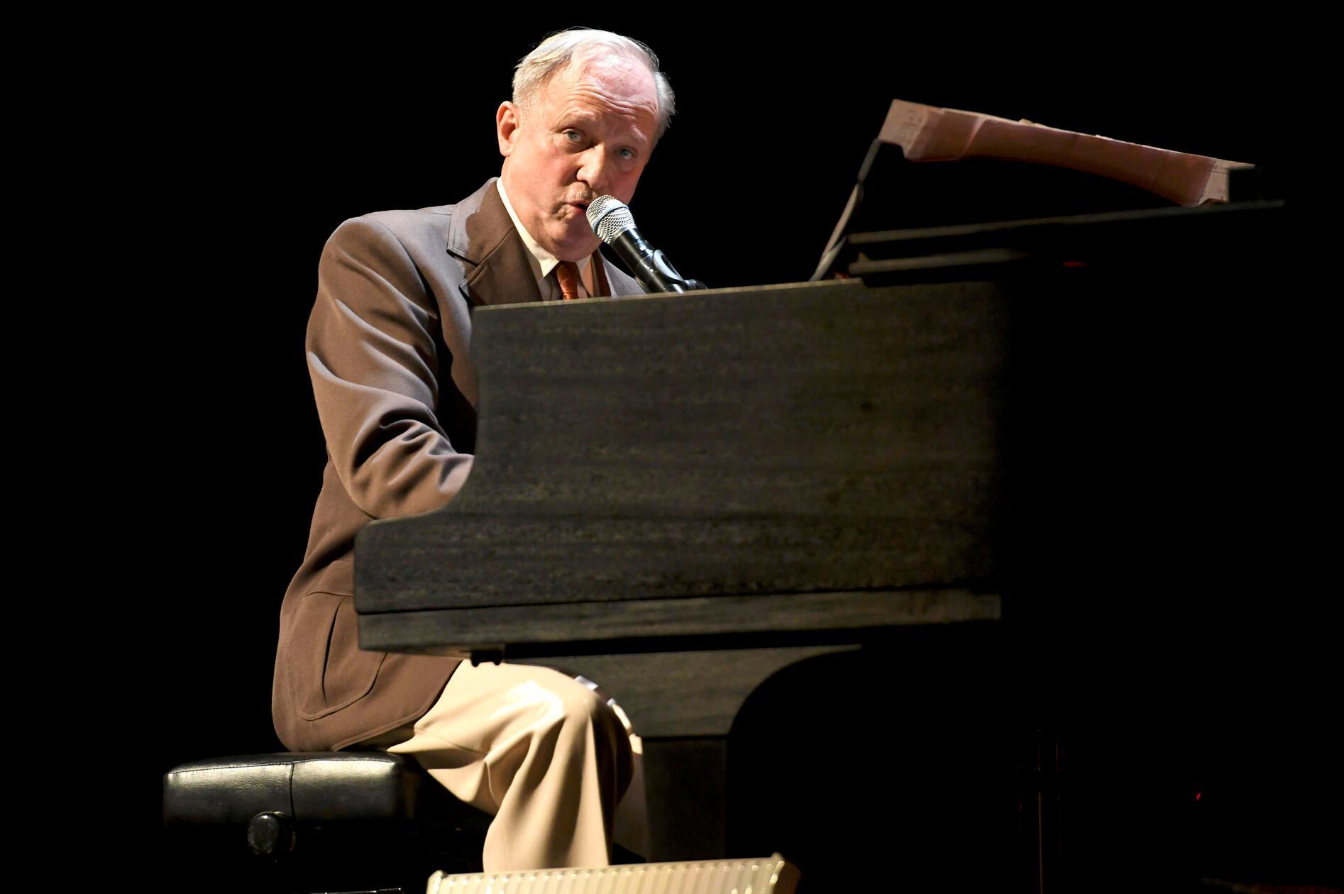 Ulrich Tukur ist nicht nur als Schauspieler aktiv, sondern darüber hinaus auch als Musiker. Am Sonntag, 14. Dezember, feiern er und seine Rhythmus Boys das 30-jährige Bandjubiläum im Stadttheater Fürth. Das "Tohuwabohu" betitelte neue Programm erklingt um 19.30 Uhr.