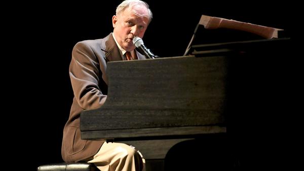 Ulrich Tukur ist nicht nur als Schauspieler aktiv, sondern darüber hinaus auch als Musiker. Am Sonntag, 14. Dezember, feiern er und seine Rhythmus Boys das 30-jährige Bandjubiläum im Stadttheater Fürth. Das "Tohuwabohu" betitelte neue Programm erklingt um 19.30 Uhr.