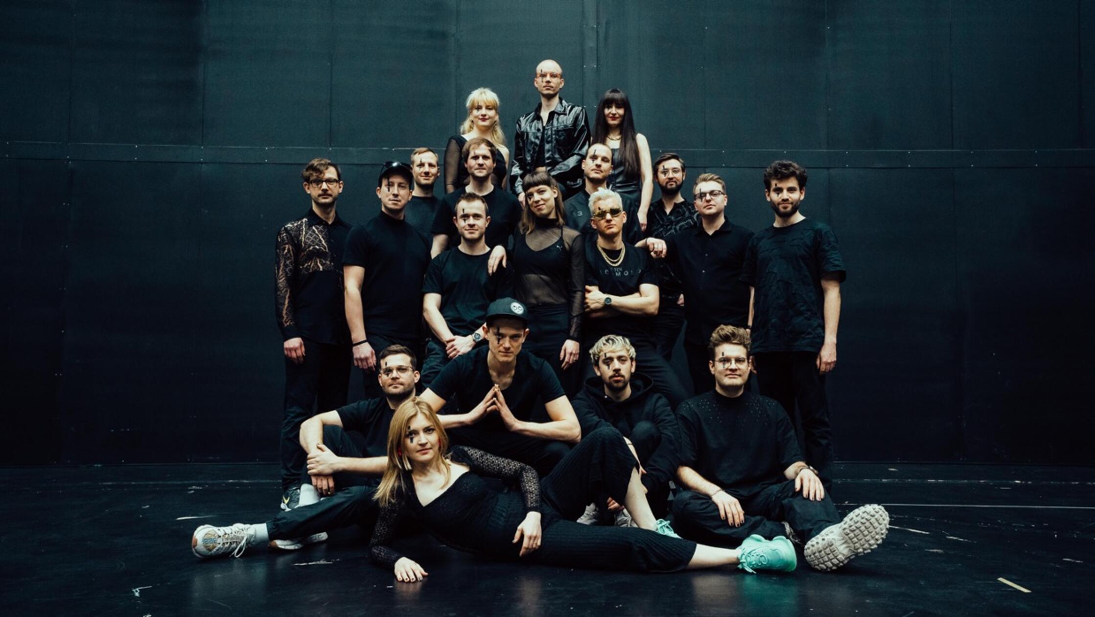 Die Münchner Jazzrausch Bigband hat sich im Dunstkreis des legendären Harry Klein Club gebildet. Die Damen und Herren um Bandleader Roman Sladek und Komponist Leonhard Kuhn gastieren am Freitag, 19. Dezember, im Nürnberger Opernhaus. Ab 20 Uhr serviert die Gruppe, die sonst Techno-Jazz vom Stapel lässt, Weihnachtslieder im Bigband-Gewand.