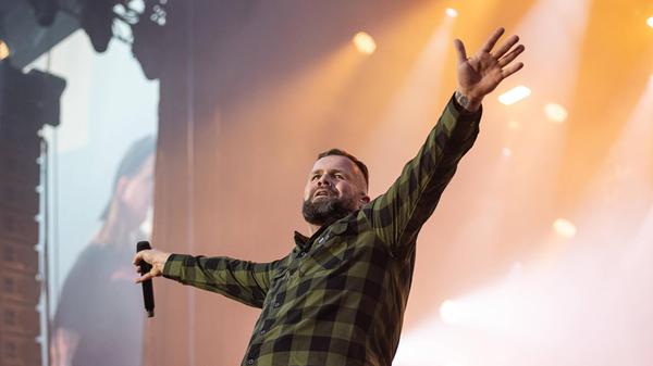 Seit ihrer Gründung positioniert sich die Band Feine Sahne Fischfilet ganz klar gegen Rassismus, Nazis und rechte Parolen. Am Freitag, 20. Dezember, beschallen die Rostocker die Brose Arena Bamberg mit ihrem treibenden Politpunk. Sänger Jan und seine Gefolgschaft agieren ab 20 Uhr auf dem Podium.