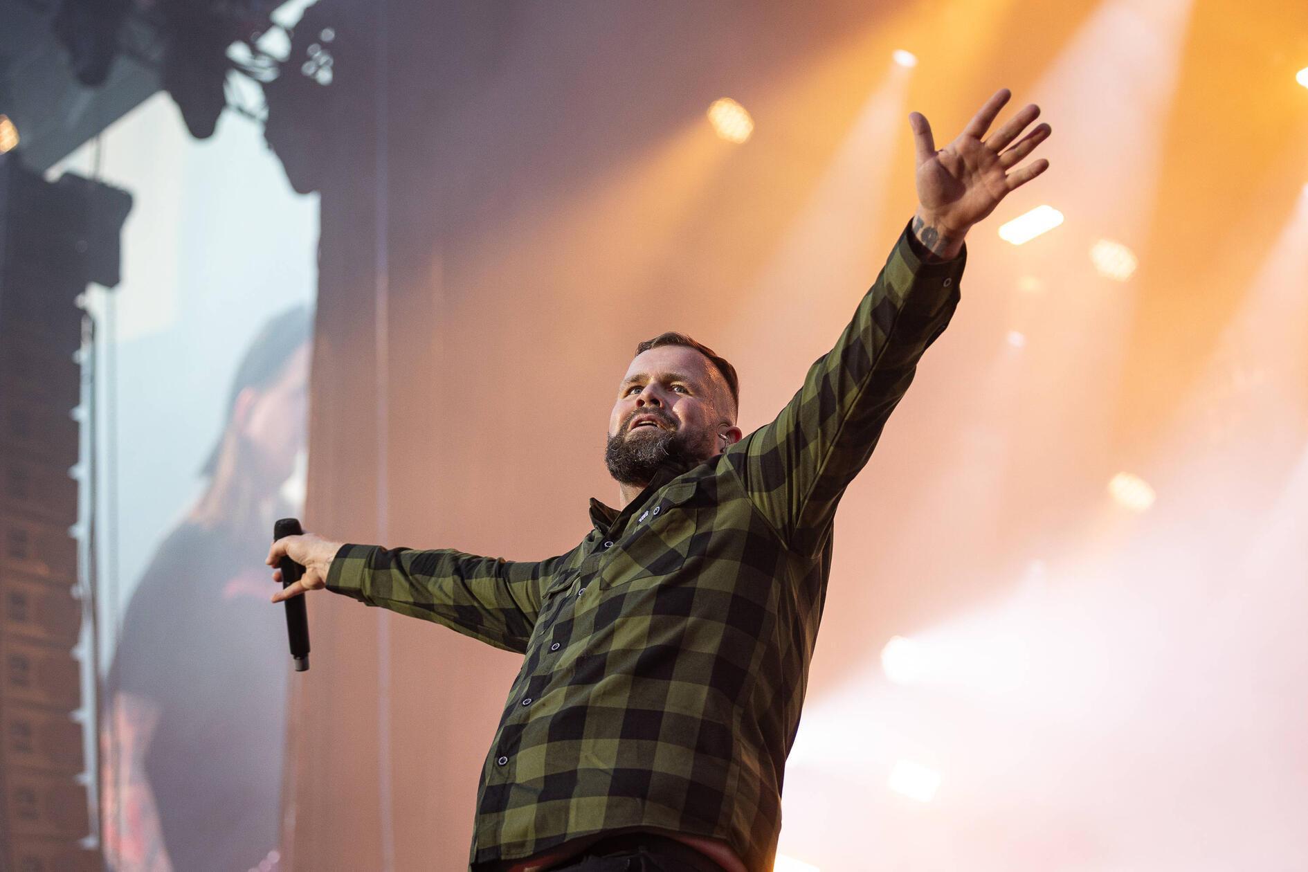 Seit ihrer Gründung positioniert sich die Band Feine Sahne Fischfilet ganz klar gegen Rassismus, Nazis und rechte Parolen. Am Freitag, 20. Dezember, beschallen die Rostocker die Brose Arena Bamberg mit ihrem treibenden Politpunk. Sänger Jan und seine Gefolgschaft agieren ab 20 Uhr auf dem Podium.