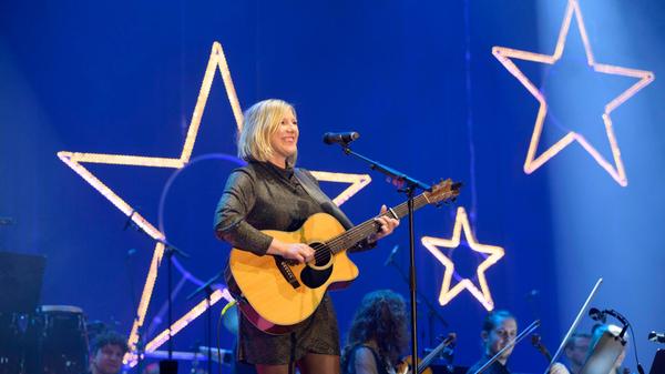 Mal singt sie im bayerischen Dialekt, mal in Deutsch und mal in Englisch: Claudia Koreck. Im Rahmen ihrer Weihnachtstour lässt sich die Oberbayerin am Freitag, 20. Dezember, im Nürnberger Löwensaal nieder. Ab 20 Uhr trägt sie dort ihre dem Folk nahestehenden Lieder vor.