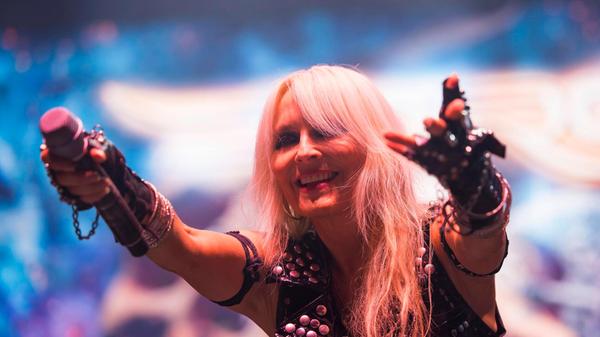 Die ehemalige Warlock-Frontfrau Doro Pesch steht wie keine zweite Musikerin aus Deutschland für ehrlichen Heavy Metal. Die Vollblutrockerin performt seit der Geburtsstunde des deutschen Heavy Metal Genres auf der Bühne - und macht immer weiter. Am Sonntag, 21. Dezember, schüttelt der blonde Engel den Löwensaal durch. Start: 20 Uhr.