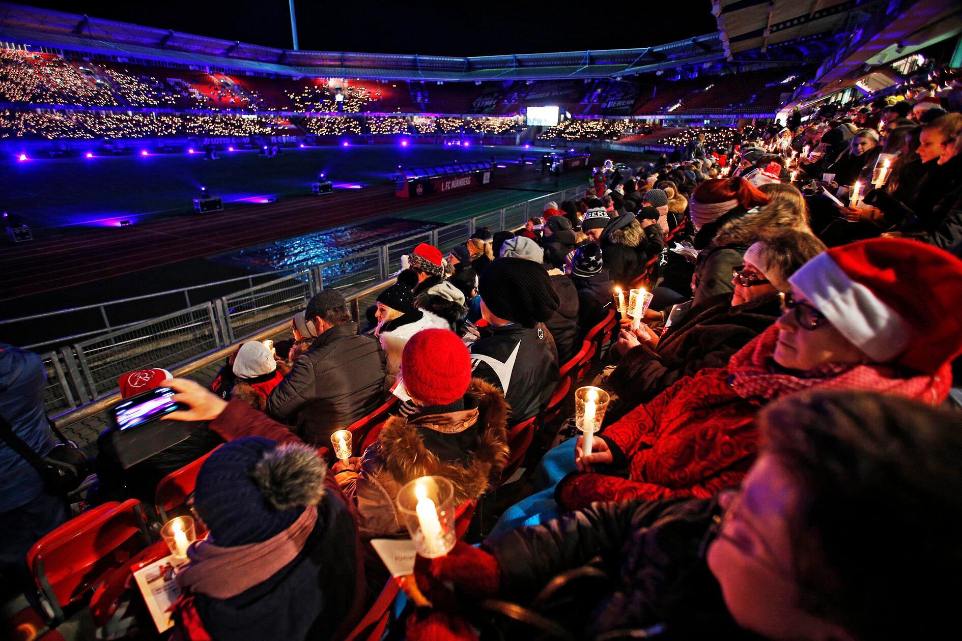 Das Adventssingen im Max-Morlock-Stadion steht an. Am Montag, 22. Dezember, werden abertausende gut geölte Kehlen mit Hilfe von Chören stimmungsvolle Weihnachtslieder anstimmen und das Achteck so in einen magischen Ort verwandeln. Beginn: 18 Uhr. Am Eingang werden Kerzen verteilt. Teile der Erlöse gehen an soziale Einrichtungen.