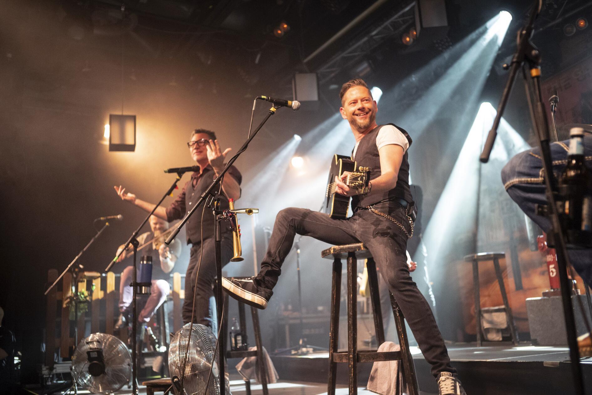 Die Irish Folk-Experten von Fiddler's Green feiern 35-jähriges Bandjubiläum. Die Erlanger Gruppe, die auch das Shamrock Castle Festival organisiert, bittet am Montag, 29. Dezember, zum großen Jubiläumsevent in den Nürnberger Löwensaal. Beginn: 20 Uhr.