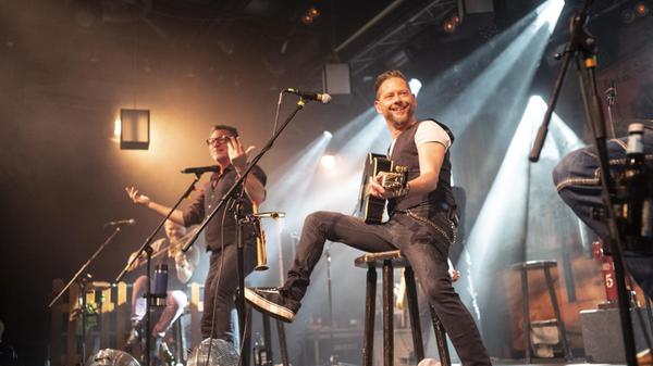 Die Irish Folk-Experten von Fiddler's Green feiern 35-jähriges Bandjubiläum. Die Erlanger Gruppe, die auch das Shamrock Castle Festival organisiert, bittet am Montag, 29. Dezember, zum großen Jubiläumsevent in den Nürnberger Löwensaal. Beginn: 20 Uhr.