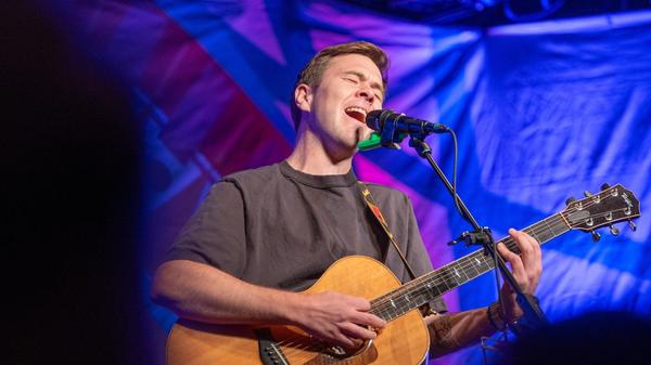 Seine Jugend verbringt Beni Hafner alias Oimara gut behütet auf einer Alm. Nach einem Aufenthalt auf Mallorca beschließt der Tegernseer, eine Karriere als Liedermacher einzuschlagen. Schnell stellen sich erste Erfolge ein. Deutschlandweit bekannt wird Oimara mit seinem Song "Wackelkontakt", der es bis auf Platz 1 der Charts schafft. Diese und andere Lieder präsentiert der Musiker am Dienstag, 30. Dezember, im Hirsch. Beginn: 20 Uhr.