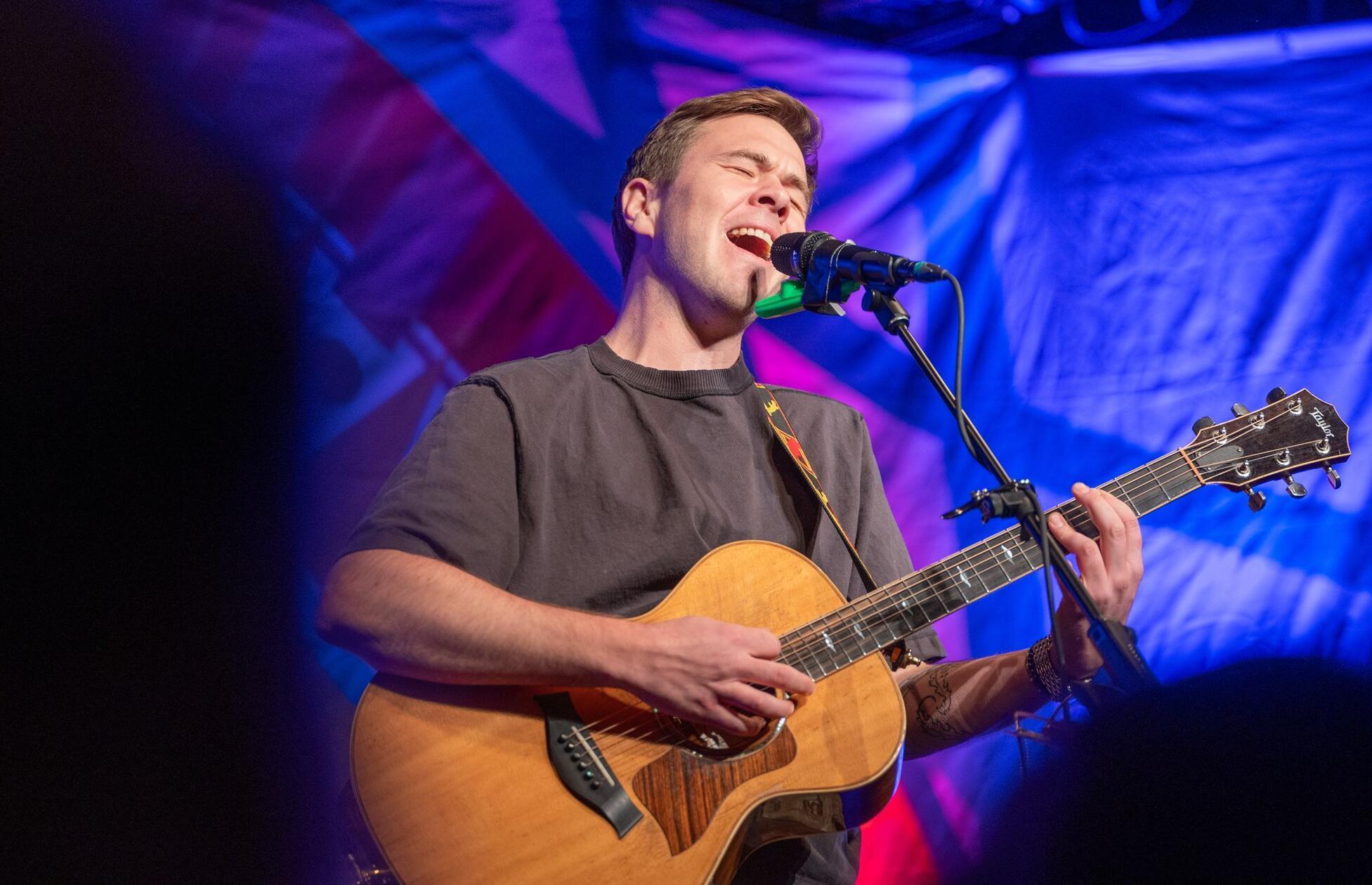 Seine Jugend verbringt Beni Hafner alias Oimara gut behütet auf einer Alm. Nach einem Aufenthalt auf Mallorca beschließt der Tegernseer, eine Karriere als Liedermacher einzuschlagen. Schnell stellen sich erste Erfolge ein. Deutschlandweit bekannt wird Oimara mit seinem Song "Wackelkontakt", der es bis auf Platz 1 der Charts schafft. Diese und andere Lieder präsentiert der Musiker am Dienstag, 30. Dezember, im Hirsch. Beginn: 20 Uhr.